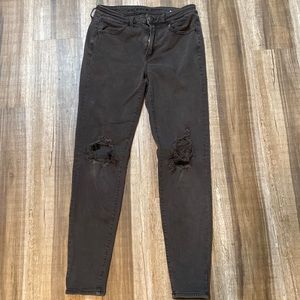 American Eagle Distressed Knee Rip High Rise Jegging